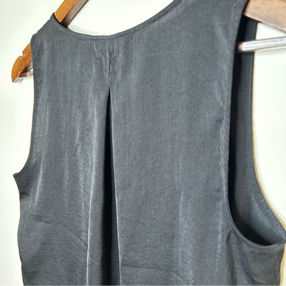 Banana Republic Relaxed Fit V Neck Blouse Sleeveless Silky Material Black XS - Picture 6 of 9